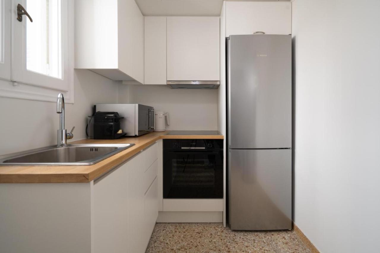 Vibrant Urban Getaway: Charming 2-Bedroom Near Bars, Parks, And Metro Афіни Екстер'єр фото